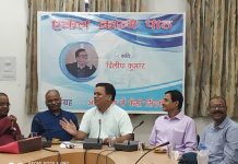 अप-डाउन में फंसी जिन्दगी के रचनाकार दिलीप का एकल काव्यपाठ पटना में एकल काव्यपाठ करते अप-डाउन में फंसी कविता संग्रह के रचनाकार दिलीप कुमार