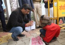 हेमंत ने कहा- किसानों और युवाओं के लिए सरकार कृतसंकल्पित आवास में मिलने आए लोगों से मुलाकात करते मुख्यमंत्री हेमंत सोरेन का एक अंदाज यह भी