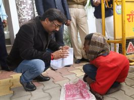 हेमंत ने कहा- किसानों और युवाओं के लिए सरकार कृतसंकल्पित आवास में मिलने आए लोगों से मुलाकात करते मुख्यमंत्री हेमंत सोरेन का एक अंदाज यह भी