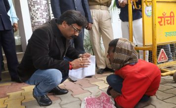 हेमंत ने कहा- किसानों और युवाओं के लिए सरकार कृतसंकल्पित आवास में मिलने आए लोगों से मुलाकात करते मुख्यमंत्री हेमंत सोरेन का एक अंदाज यह भी