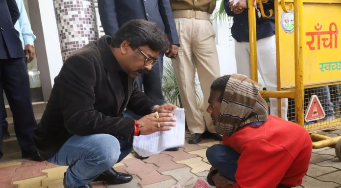 हेमंत ने कहा- किसानों और युवाओं के लिए सरकार कृतसंकल्पित आवास में मिलने आए लोगों से मुलाकात करते मुख्यमंत्री हेमंत सोरेन का एक अंदाज यह भी