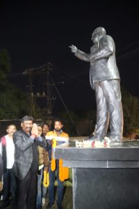 डा भीम राव आंबेदकर की प्रतिमा को नमन करते झारखंड के मुख्यमंत्री हेमंत सौरेन