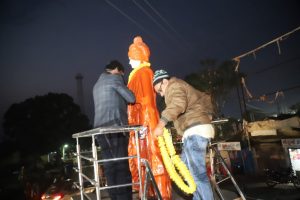 दुमका में स्वामी विवेकानंद की प्रतिमा को नमन करते मुख्यमंत्री हेमंत सोरेन