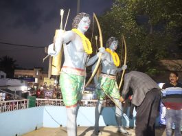 मुख्यमंत्री हेमंत सोरेन दुमका में, शहीदों-महापुरुषों को किया नमन सिदो-कान्हो की प्रतिमा पर पुष्प अर्पित करते मुख्यमंत्री हेमंत सोरेन