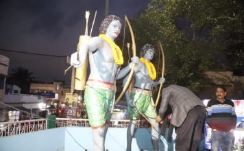 मुख्यमंत्री हेमंत सोरेन दुमका में, शहीदों-महापुरुषों को किया नमन सिदो-कान्हो की प्रतिमा पर पुष्प अर्पित करते मुख्यमंत्री हेमंत सोरेन