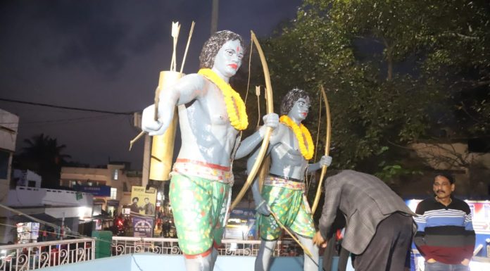 मुख्यमंत्री हेमंत सोरेन दुमका में, शहीदों-महापुरुषों को किया नमन सिदो-कान्हो की प्रतिमा पर पुष्प अर्पित करते मुख्यमंत्री हेमंत सोरेन