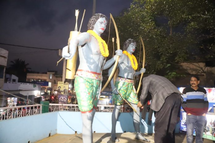 सिदो-कान्हो की प्रतिमा पर पुष्प अर्पित करते मुख्यमंत्री हेमंत सोरेन