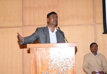 सड़क सुरक्षा सप्ताह में पटना में सीवान के अर्जुन को सम्मान सड़क सुरक्षा सप्ताह में उत्तम भागीदारी के लिए सीवान के अर्जुन कुमार साह को सम्मानित किया गया