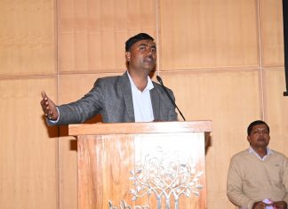 सड़क सुरक्षा सप्ताह में पटना में सीवान के अर्जुन को सम्मान सड़क सुरक्षा सप्ताह में उत्तम भागीदारी के लिए सीवान के अर्जुन कुमार साह को सम्मानित किया गया