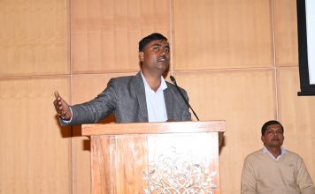 सड़क सुरक्षा सप्ताह में पटना में सीवान के अर्जुन को सम्मान सड़क सुरक्षा सप्ताह में उत्तम भागीदारी के लिए सीवान के अर्जुन कुमार साह को सम्मानित किया गया