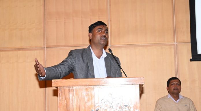 सड़क सुरक्षा सप्ताह में पटना में सीवान के अर्जुन को सम्मान सड़क सुरक्षा सप्ताह में उत्तम भागीदारी के लिए सीवान के अर्जुन कुमार साह को सम्मानित किया गया