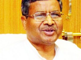 बाबूलाल मरांडी किधर जाएंगे, खुलासा खरमास के बाद कोरोना की रिपोर्टिंग में मीडिया पर दुमका उपायुक्त ने कई तरह की पाबंदी लगा दी है। उल्लंघन पर केस करने की चेतावनी भी दी है। इसको लेकर तीखी आलोचना हो रही है। भाजपा विधायक दल के नेता बाबूलाल मरांडी ने भी इसकी आलोचना की है