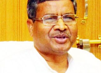 बाबूलाल मरांडी चले केंद्र सरकार की राह, आधा वेतन कोरोना के लिए देंगे कोरोना की रिपोर्टिंग में मीडिया पर दुमका उपायुक्त ने कई तरह की पाबंदी लगा दी है। उल्लंघन पर केस करने की चेतावनी भी दी है। इसको लेकर तीखी आलोचना हो रही है। भाजपा विधायक दल के नेता बाबूलाल मरांडी ने भी इसकी आलोचना की है