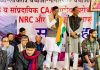 देश संक्रमण काल से गुजर रहा है, कांग्रेस ने सरकार को कोसा पटना के लाल बाग में धरना पर बैठे लोगों को संबोधित करते कांग्रेस के बिहार प्रदेश अध्यक्ष डा. मदन मोहन झा