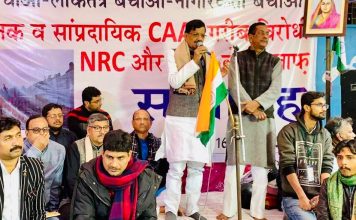 देश संक्रमण काल से गुजर रहा है, कांग्रेस ने सरकार को कोसा पटना के लाल बाग में धरना पर बैठे लोगों को संबोधित करते कांग्रेस के बिहार प्रदेश अध्यक्ष डा. मदन मोहन झा