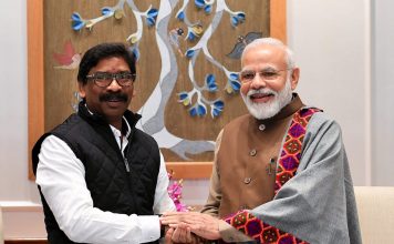 मुख्यमंत्री हेमंत सोरेन ने पीएम मोदी से दिल्ली में की मुलाकात दिल्ली में झारखंड के सीएम हेमंत सोरेन ने पीएम नरेंद्र मोदी से मुलाकात की