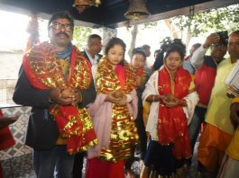 हेमंत सोरेन सपरिवार शक्तिपीठ रजरप्पा मंदिर पहुंचे, की पूजा-अर्चना मुख्यमंत्री हेमंत सोरेन ने सपरिवार रजरप्पा मंदिर में पूजा-अर्चना की