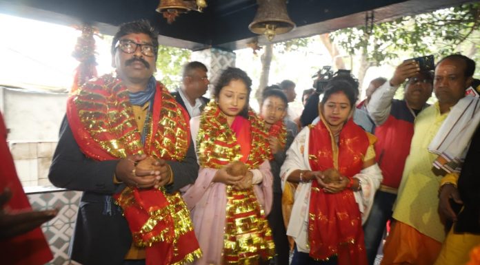 हेमंत सोरेन सपरिवार शक्तिपीठ रजरप्पा मंदिर पहुंचे, की पूजा-अर्चना मुख्यमंत्री हेमंत सोरेन ने सपरिवार रजरप्पा मंदिर में पूजा-अर्चना की