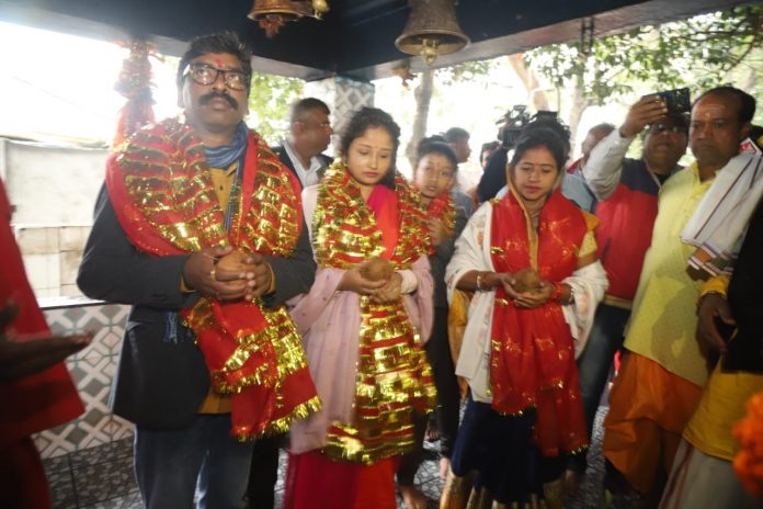 मुख्यमंत्री हेमंत सोरेन ने सपरिवार रजरप्पा मंदिर में पूजा-अर्चना की