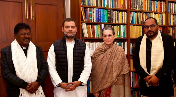 झारखंड में अब 6-5-1 के फार्मूले पर बनेगा मंत्रिमंडल दिल्ली में सोनिया-राहुल की मौजूदगी में झाविमो के टिकट पर जीते विधायक प्रदीप यादव व बंधु तिर्की ने कांग्रेस का दामन थामा