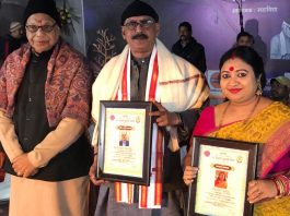 देवघर में नीतू नवगीत ने लोकगीतों से मन किया मोहित देवघर पुस्तक मेला आयोजन समिति की ओर से नीतू कुमारी नवगीत को लोक कला में विशिष्ट योगदान के लिए नटराज सम्मान व साहित्य के क्षेत्र में विशिष्ट योगदान के लिए बंगाल के डीजीपी मृत्युंजय कुमार सिंह को साहित्यसेवी पुरस्कार प्रदान किया गया।