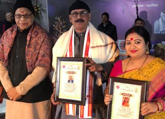 देवघर में नीतू नवगीत ने लोकगीतों से मन किया मोहित देवघर पुस्तक मेला आयोजन समिति की ओर से नीतू कुमारी नवगीत को लोक कला में विशिष्ट योगदान के लिए नटराज सम्मान व साहित्य के क्षेत्र में विशिष्ट योगदान के लिए बंगाल के डीजीपी मृत्युंजय कुमार सिंह को साहित्यसेवी पुरस्कार प्रदान किया गया।