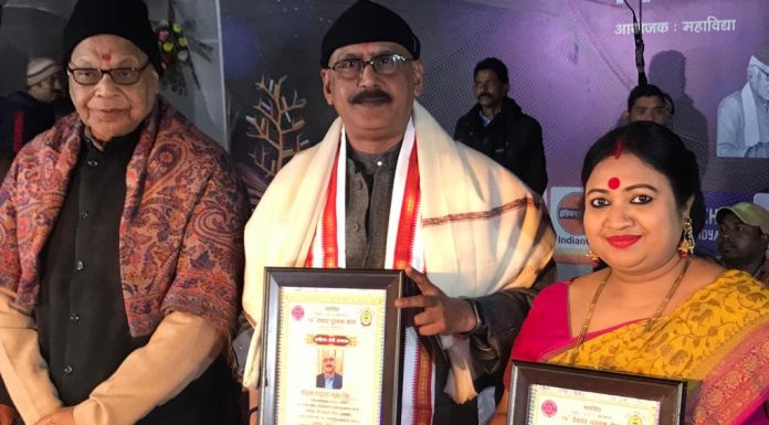 देवघर में नीतू नवगीत ने लोकगीतों से मन किया मोहित देवघर पुस्तक मेला आयोजन समिति की ओर से नीतू कुमारी नवगीत को लोक कला में विशिष्ट योगदान के लिए नटराज सम्मान व साहित्य के क्षेत्र में विशिष्ट योगदान के लिए बंगाल के डीजीपी मृत्युंजय कुमार सिंह को साहित्यसेवी पुरस्कार प्रदान किया गया।