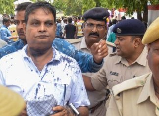 मुजफ्फरपुर ही नहीं, बिहार के 17 शेल्टर होम में यौन उत्पीड़न मुजफ्फरपुर शेल्टर होम मामले में पुलिस की गिरफ्त में संचालक ब्रजेश ठाकुर (फाइल फोटो)