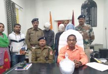 एक करोड़ कीमत के सांप के जहर के साथ तीन तस्कर गिरफ्तार तस्करों के पास से बरामद एक करोड़ रुपये मूल्य के सांप के जहर को दिखाते बंगाल के मालदा के पुलिस अधीक्षक