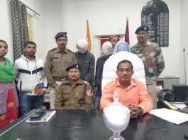 एक करोड़ कीमत के सांप के जहर के साथ तीन तस्कर गिरफ्तार तस्करों के पास से बरामद एक करोड़ रुपये मूल्य के सांप के जहर को दिखाते बंगाल के मालदा के पुलिस अधीक्षक