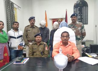 एक करोड़ कीमत के सांप के जहर के साथ तीन तस्कर गिरफ्तार तस्करों के पास से बरामद एक करोड़ रुपये मूल्य के सांप के जहर को दिखाते बंगाल के मालदा के पुलिस अधीक्षक