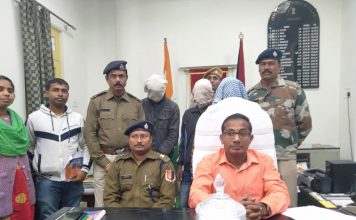 एक करोड़ कीमत के सांप के जहर के साथ तीन तस्कर गिरफ्तार तस्करों के पास से बरामद एक करोड़ रुपये मूल्य के सांप के जहर को दिखाते बंगाल के मालदा के पुलिस अधीक्षक