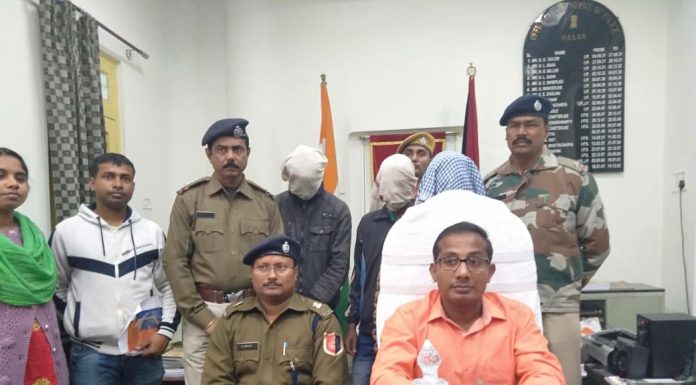 एक करोड़ कीमत के सांप के जहर के साथ तीन तस्कर गिरफ्तार तस्करों के पास से बरामद एक करोड़ रुपये मूल्य के सांप के जहर को दिखाते बंगाल के मालदा के पुलिस अधीक्षक