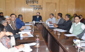 उप राष्ट्रपति वेंकैया नायडू 16 और 17 फरवरी को झारखंड में उपराष्ट्रपति वेंकैया नायडू के आगमन को ले तैयारियों की समीक्षा करते मुख्य सचिव डीके चिवारी