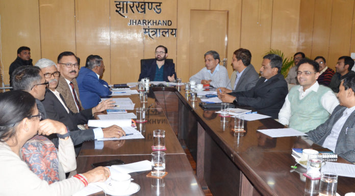 उप राष्ट्रपति वेंकैया नायडू 16 और 17 फरवरी को झारखंड में उपराष्ट्रपति वेंकैया नायडू के आगमन को ले तैयारियों की समीक्षा करते मुख्य सचिव डीके चिवारी