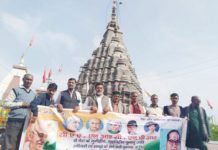 कांग्रेस ने CAA, NRC व NPR पर भाजपा के लिए सद्बुद्धि मांगी कांग्रेस ने CAA, NRC व NPR के बारे में देश के प्रधानमंत्री व गृह मंत्री को सदबुद्धि के लिए विश्व प्रसिद्ध विष्णुपद मंदिर में पूजा-अर्चना की। कुछ ही दिन पहले सीएए, एनपीआर और एनआरसी का विरोध करने वालों को सद्बुद्धि मिले, इसके लिए भारतीय जनता पार्टी ने यहां यज्ञ किया था।