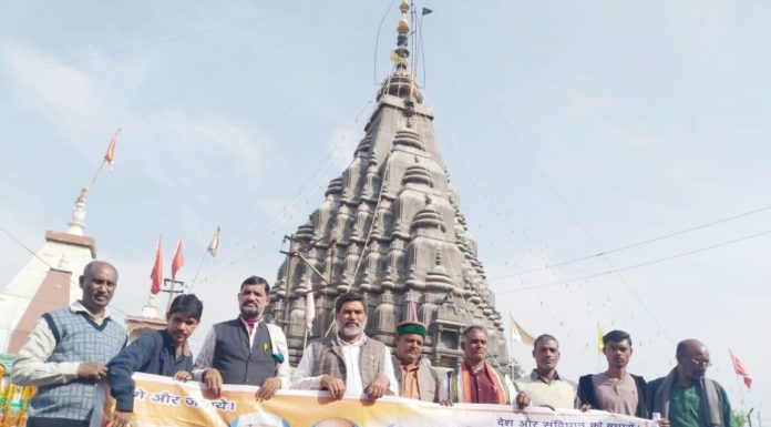 कांग्रेस ने CAA, NRC व NPR पर भाजपा के लिए सद्बुद्धि मांगी कांग्रेस ने CAA, NRC व NPR के बारे में देश के प्रधानमंत्री व गृह मंत्री को सदबुद्धि के लिए विश्व प्रसिद्ध विष्णुपद मंदिर में पूजा-अर्चना की। कुछ ही दिन पहले सीएए, एनपीआर और एनआरसी का विरोध करने वालों को सद्बुद्धि मिले, इसके लिए भारतीय जनता पार्टी ने यहां यज्ञ किया था।