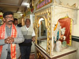 तसर उत्पादन के लिए जरूरी तकनीक मुहैया कराएगी सरकारः हेमंत मुख्यमंत्री हेमंत सोरेन ने दुमका में मंदिर पहुंच कर श्रीकृष्ण की पूजा-अर्चना की