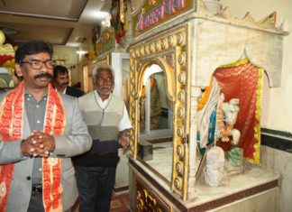 तसर उत्पादन के लिए जरूरी तकनीक मुहैया कराएगी सरकारः हेमंत मुख्यमंत्री हेमंत सोरेन ने दुमका में मंदिर पहुंच कर श्रीकृष्ण की पूजा-अर्चना की