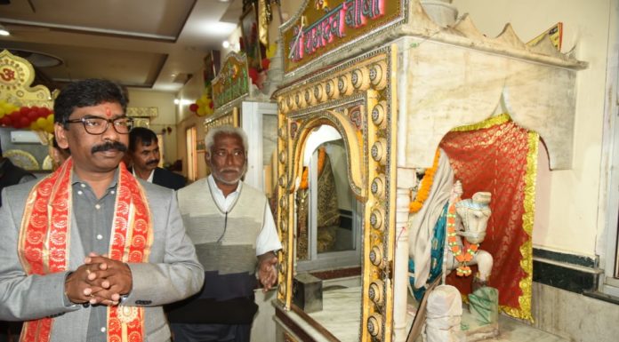 तसर उत्पादन के लिए जरूरी तकनीक मुहैया कराएगी सरकारः हेमंत मुख्यमंत्री हेमंत सोरेन ने दुमका में मंदिर पहुंच कर श्रीकृष्ण की पूजा-अर्चना की