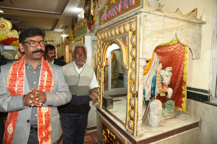 मुख्यमंत्री हेमंत सोरेन ने दुमका में मंदिर पहुंच कर श्रीकृष्ण की पूजा-अर्चना की