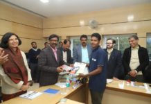 हेमंत ने कल्याण गुरुकुल के 20 छात्रों को नियुक्ति पत्र सौंपा हेमंत सोरेन से नियुक्ति पत्र प्राप्त करते कल्याण गुरुकुल के छात्र