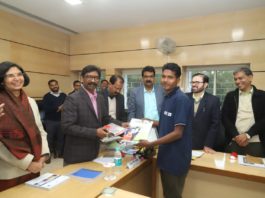 हेमंत ने कल्याण गुरुकुल के 20 छात्रों को नियुक्ति पत्र सौंपा हेमंत सोरेन से नियुक्ति पत्र प्राप्त करते कल्याण गुरुकुल के छात्र
