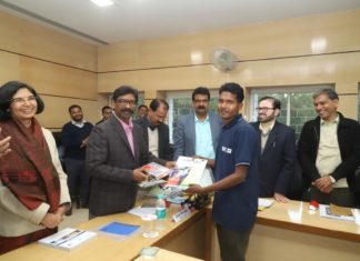 हेमंत ने कल्याण गुरुकुल के 20 छात्रों को नियुक्ति पत्र सौंपा हेमंत सोरेन से नियुक्ति पत्र प्राप्त करते कल्याण गुरुकुल के छात्र