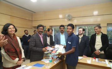 हेमंत ने कल्याण गुरुकुल के 20 छात्रों को नियुक्ति पत्र सौंपा हेमंत सोरेन से नियुक्ति पत्र प्राप्त करते कल्याण गुरुकुल के छात्र