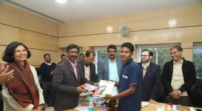 हेमंत ने कल्याण गुरुकुल के 20 छात्रों को नियुक्ति पत्र सौंपा हेमंत सोरेन से नियुक्ति पत्र प्राप्त करते कल्याण गुरुकुल के छात्र