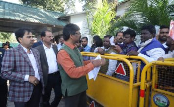 झारखंड के मुख्यमंत्री हेमंत सोरेन ने सुनी फरियादियों की पीड़ा जनता की समस्याएं सुनते झारखंड के मुख्यमंत्री हेमंत सोरेन