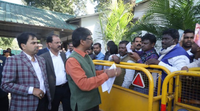 झारखंड के मुख्यमंत्री हेमंत सोरेन ने सुनी फरियादियों की पीड़ा जनता की समस्याएं सुनते झारखंड के मुख्यमंत्री हेमंत सोरेन