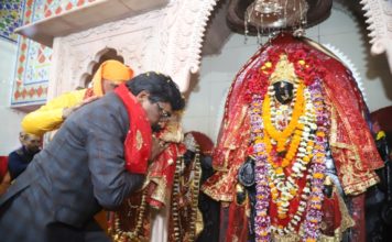 हेमंत की सलाह- मंदिर, मस्जिद, गुरुद्वारा परंपराओं के साथ आगे बढ़ें मां भद्रकाली के चरणों में पुष्प अर्पित कर मुख्यमंत्री हेमंत सोरेन ने तीन धर्मों के आस्था का केंद्र पावन चतरा की धरा ईटखोरी में तीन दिवसीय राजकीय ईटखोरी महोत्सव- 2020 का उद्घाटन किया