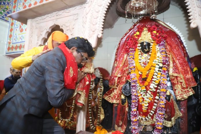 मां भद्रकाली के चरणों में पुष्प अर्पित कर मुख्यमंत्री हेमंत सोरेन ने तीन धर्मों के आस्था का केंद्र पावन चतरा की धरा ईटखोरी में तीन दिवसीय राजकीय ईटखोरी महोत्सव- 2020 का उद्घाटन किया